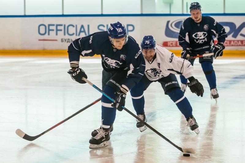 Хоккейная "Лада" тренируется на льду, ЦСК ВВС - на "земле" 