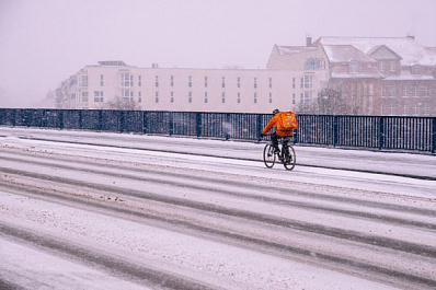 Как безопасно работать зимой на улице: рекомендации Роспотребнадзора 