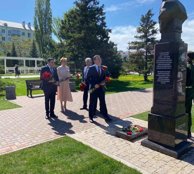 Дмитрий Азаров возложил цветы к Триумфальной арке и на Аллее Маршалов