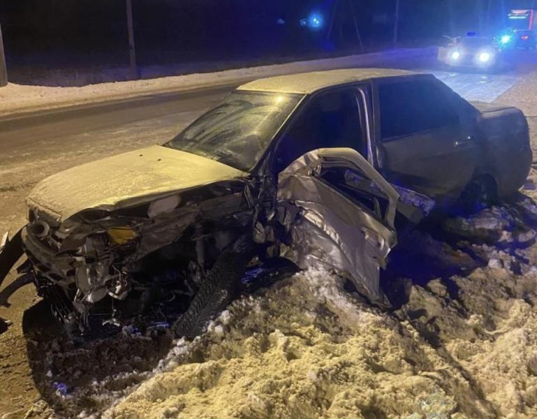 На трассе под Самарой 14 декабря лоб в лоб столкнулись "Приора" и грузовик 