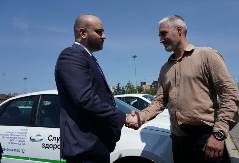 Вячеслав Федорищев передал главврачам больниц региона 106 автомобилей неотложной медпомощи