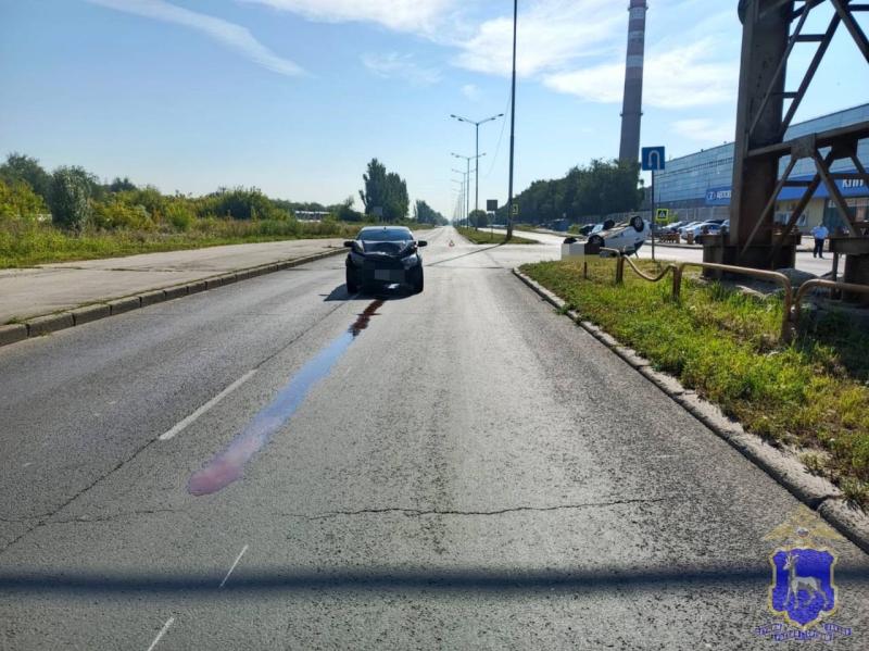 В Самарской области "Нива" опрокинулась в кювет и влетела в столб