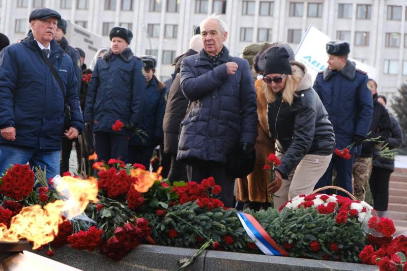 Участники "Школы героев" вместе с жителями области почтили память Героев Отечества