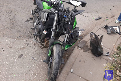 В Самаре утром 19 сентября на перекрестке столкнулись Ford Focus и мотоцикл Kawasaki