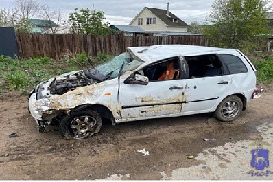 В Самаре 74-летний водитель "Калины" врезался в бетонный блок, пытаясь избежать ДТП
