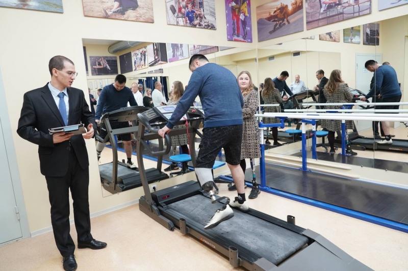 Точка опоры: при поддержке областных властей в регионе открылся первый центр обучения ходьбе на протезе