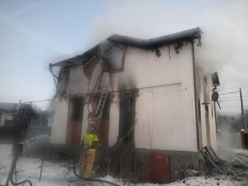 Хозяйка горящего дома в Самарской области не сразу вызвала пожарных и пострадала