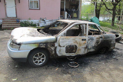 В Самарской области мужчина поцарапал, разбил стекла и сжег автомобиль коллеги