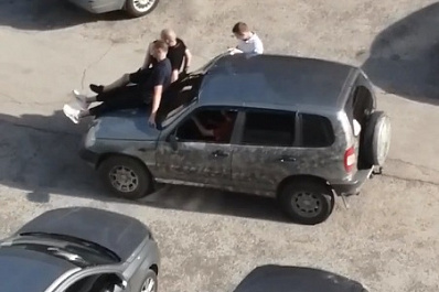 В Тольятти водителя наказали за катание троих парней на капоте внедорожника