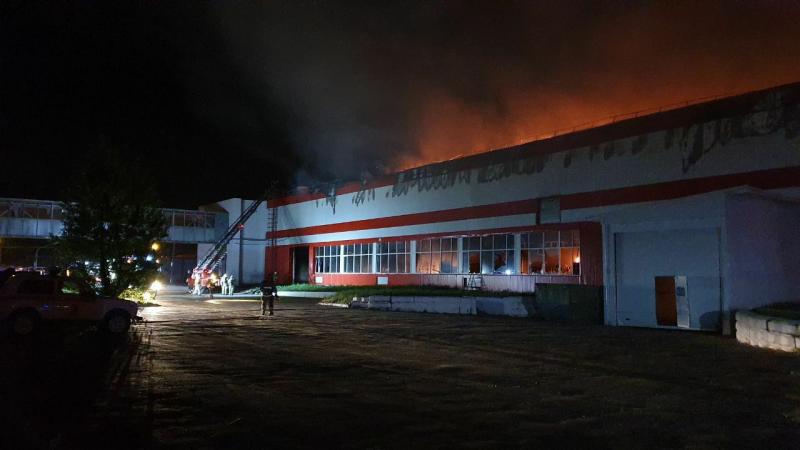 В Тольятти более сотни пожарных борются с огнем на предприятии в Комсомольском районе