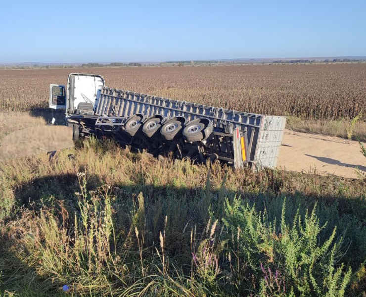 В Самарской области 23 сентября фура с зерном оказалась в кювете