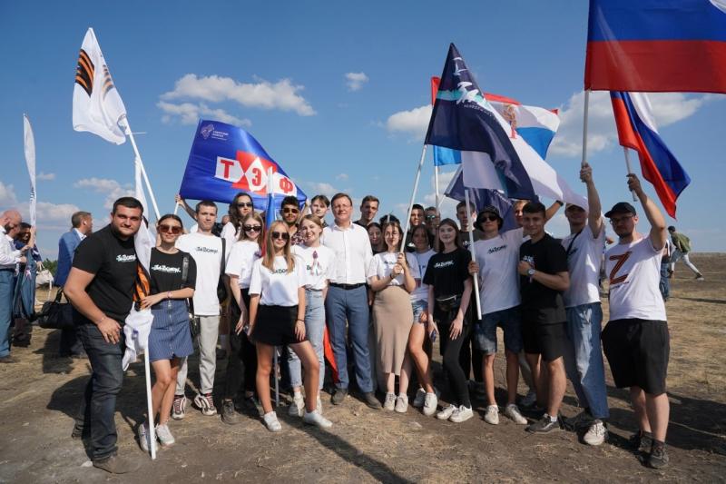 В Самарской области участники молодежных организаций создали из камня 63-метровый флаг России