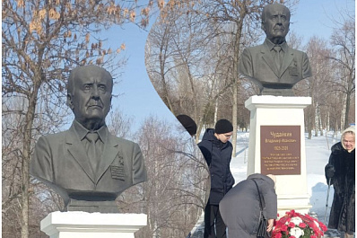 Несколько поколений семьи Владимира Чудайкина возложили цветы к его памятнику