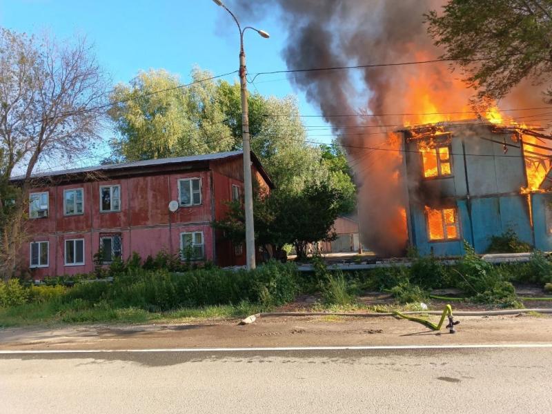 В Самарской области пламя охватило здание на площади в 250 "квадратов"