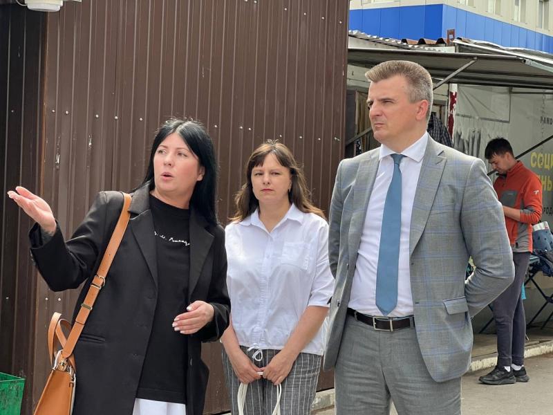 Благоустройство - на особом контроле: вице-губернатор Самарской области Вячеслав Романов провел выездной личный приём в Тольятти 