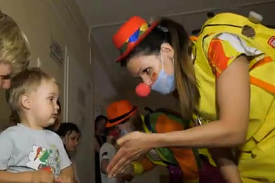 Веселые клоуны навестили двухлетнего мальчика, пострадавшего в страшной аварии на трассе М5 "Урал"