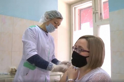 В Чапаевске работники сферы образования прошли вакцинацию от COVID-19