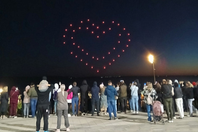 Небо озарили "звезды": в Тольятти показали шоу дронов