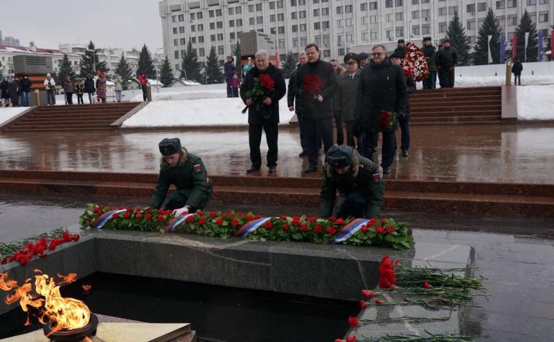 В День защитника Отечества губернатор возложил цветы к Вечному огню