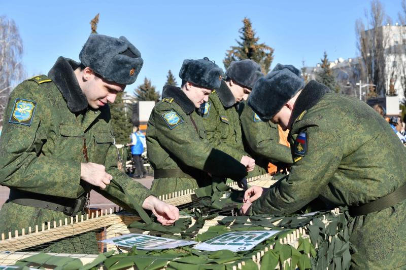 Волонтеры Победы провели на площади Славы в Самаре масштабную акцию