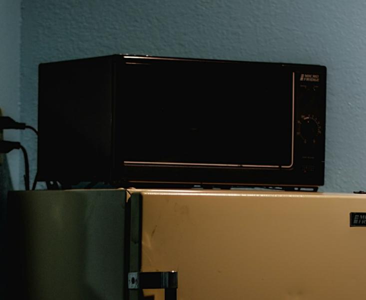 Греет тарелки, а не еду: эксперты раскрыли секреты работы микроволновки