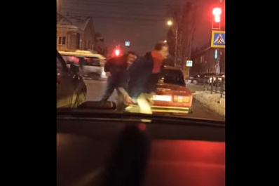 Подрались на дороге: в Самаре на одной из улиц случился конфликт между водителями авто