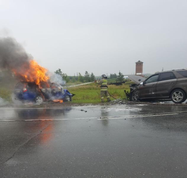 Два человека погибли: в Самарской области лоб в лоб столкнулись LADA и Mercedes