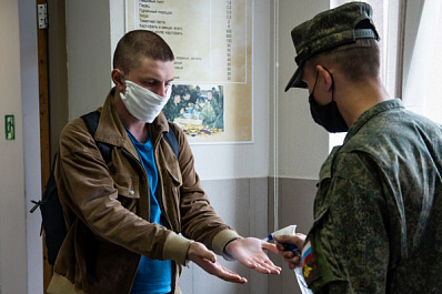 В военкоматах обрабатывают личные дела призывников 