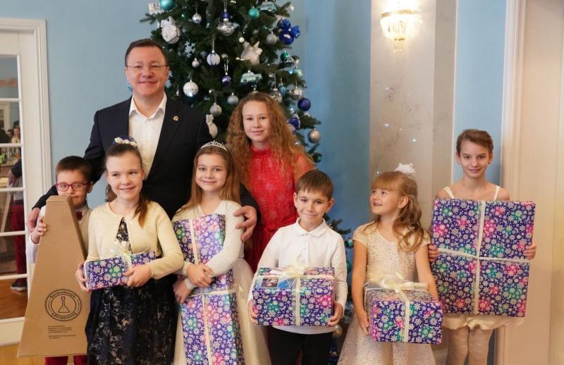 Дмитрий Азаров встретился с детьми – участниками акции "Ёлка желаний"