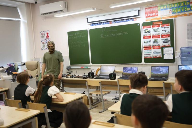 Специалисты по беспилотникам показали самарским школьникам, как управлять дронами