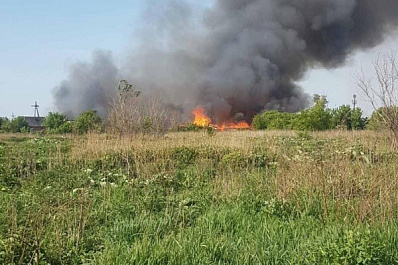 Площадь пожара в Яицком выросла до 1000 кв. м