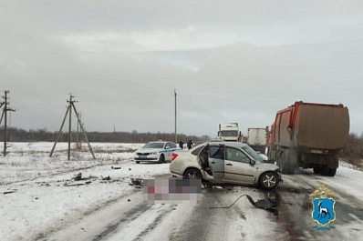 После столкновения "Гранты" и "Рено" погибла женщина, дети - в больнице