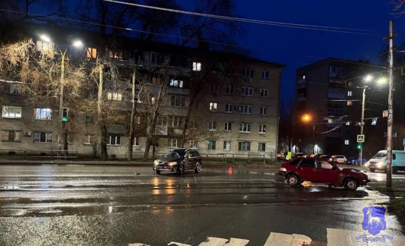 В Самаре три человека попали в больницу после столкновения Toyota и LADA