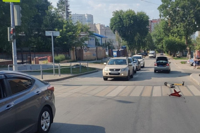 В Самаре "Тойота" сбила на переходе женщину на самокате