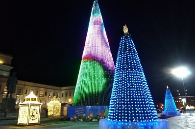 На площади Куйбышева в Самаре зажгли главную елку города
