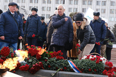 Участники "Школы героев" вместе с жителями области почтили память Героев Отечества