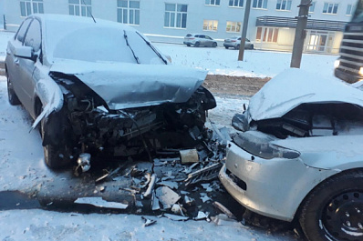 Лоб в лоб: в Самарской области из-за снегопада врезались две иномарки