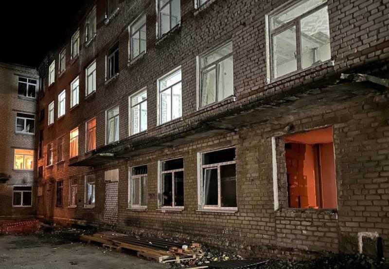 Дмитрий Азаров проконтролировал ход ремонта Центральной горбольницы в Снежном ДНР