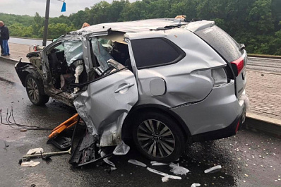 Оторвало двери: на Московском шоссе в Самаре молодой водитель на Mitsubishi врезался в столб