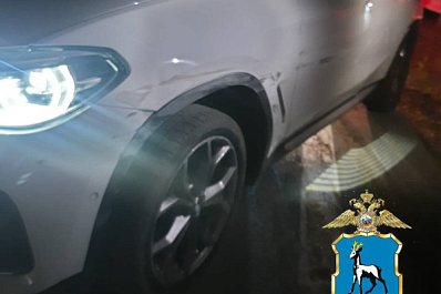 В Самарской области фура на скорости "скинула" груз на BMW