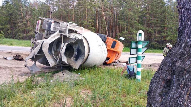 В Тольятти бетоновоз вылетел с дороги и перевернулся