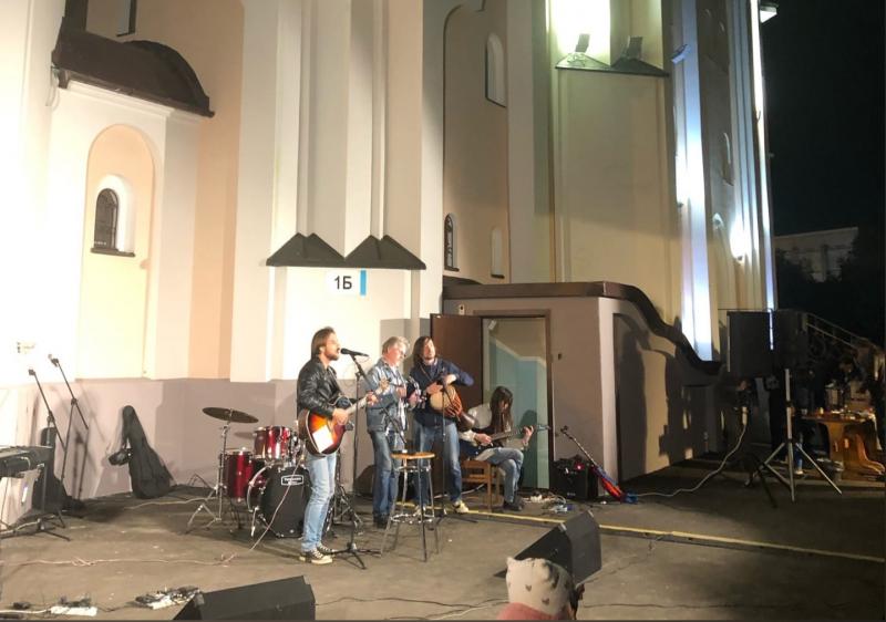 В Самаре молодежь устроила концерт у храма святой Татианы