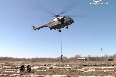 Под Самарой бойцы спецназа Росгвардии десантировались с вертолета без парашютов