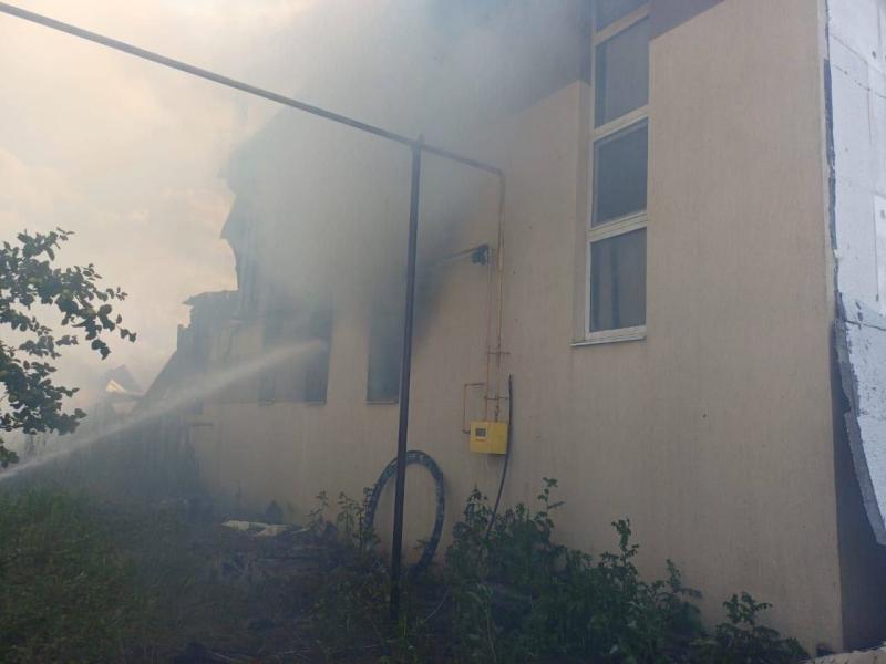 В Волжском районе тушат склад на 250 "квадратах"