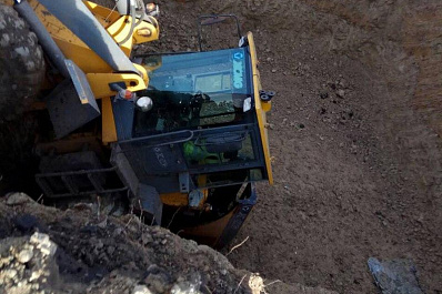 В Кировском районе водитель фронтального погрузчика упал в 5-ти метровый котлован