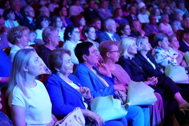 Губернатор Вячеслав Федорищев поздравил медицинских работников области с предстоящим профессиональным праздником