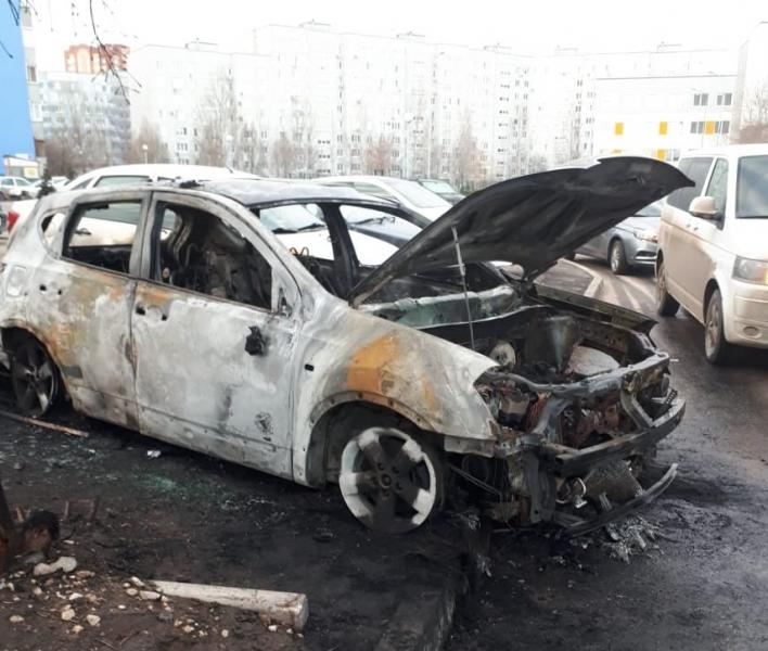 В Тольятти огонь уничтожил Nissan и повредил еще 4 автомобиля