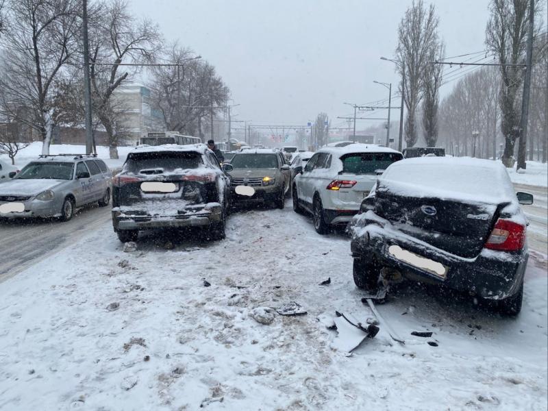В Самаре на Московском шоссе 3 февраля столкнулись 6 автомобилей