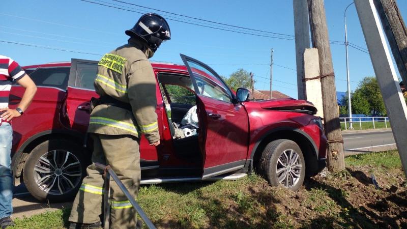 В Самарской области китайский внедорожник врезался в столб