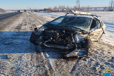 В Самарской области "Гранта" выехала на встречку и попала под большегруз